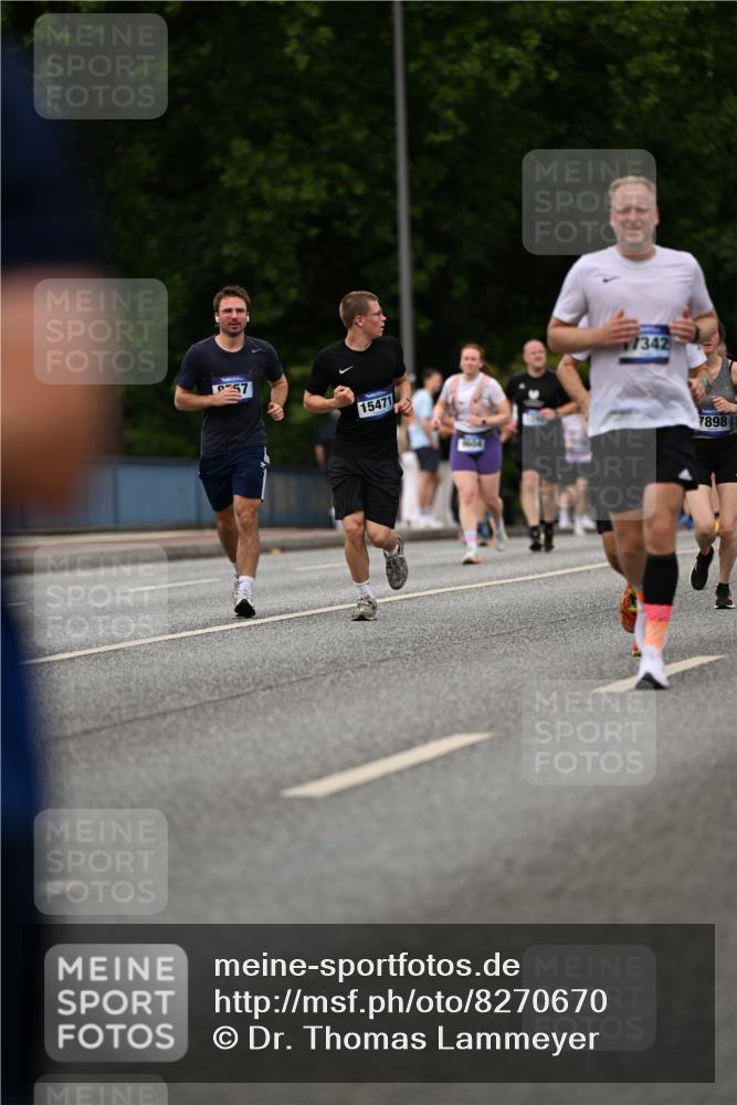 29.06.2025 - hella hamburg halbmarathon Dr. Thomas Lammeyer http://msf.ph/oto/8270670 29.06.2025 10:36:01 Kennedybrücke 1235, 2672, 3358, 3752, 4314, 4877, 4924, 5496, 5601, 5743, 6344, 7295, 7334, 7344, 7570, 7695, 7816, 7898, 8304, 8538, 8757, 9478, 9604, 9882, 10421, 10653 meine-sportfotos.de