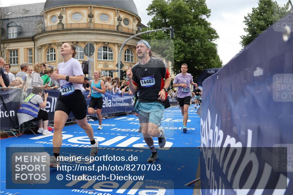 29.06.2025 - hella hamburg halbmarathon Strokosch-Dieckow http://msf.ph/oto/8270703 29.06.2025 10:46:29 Ziel 2222, 2842, 4237, 4497, 5459, 6421, 6978, 7335, 8482, 8981, 9051, 9232, 9386, 9529, 9786, 11185, 11773, 12891, 13525, 14045, 14228, 14482, 15133, 15157, 15206, 16127, 17281, 17461, 18637, 18882, 19209 meine-sportfotos.de