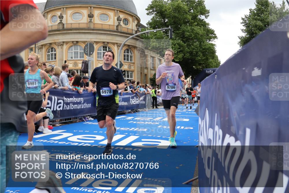 29.06.2025 - hella hamburg halbmarathon Strokosch-Dieckow http://msf.ph/oto/8270766 29.06.2025 10:46:30 Ziel 2222, 2842, 4237, 4497, 5459, 6421, 6978, 7335, 8482, 8981, 9051, 9232, 9386, 9529, 9786, 11185, 11773, 12891, 13525, 13554, 14045, 14228, 14482, 15026, 15133, 15157, 15206, 17281, 17461, 18637, 18882, 19209 meine-sportfotos.de