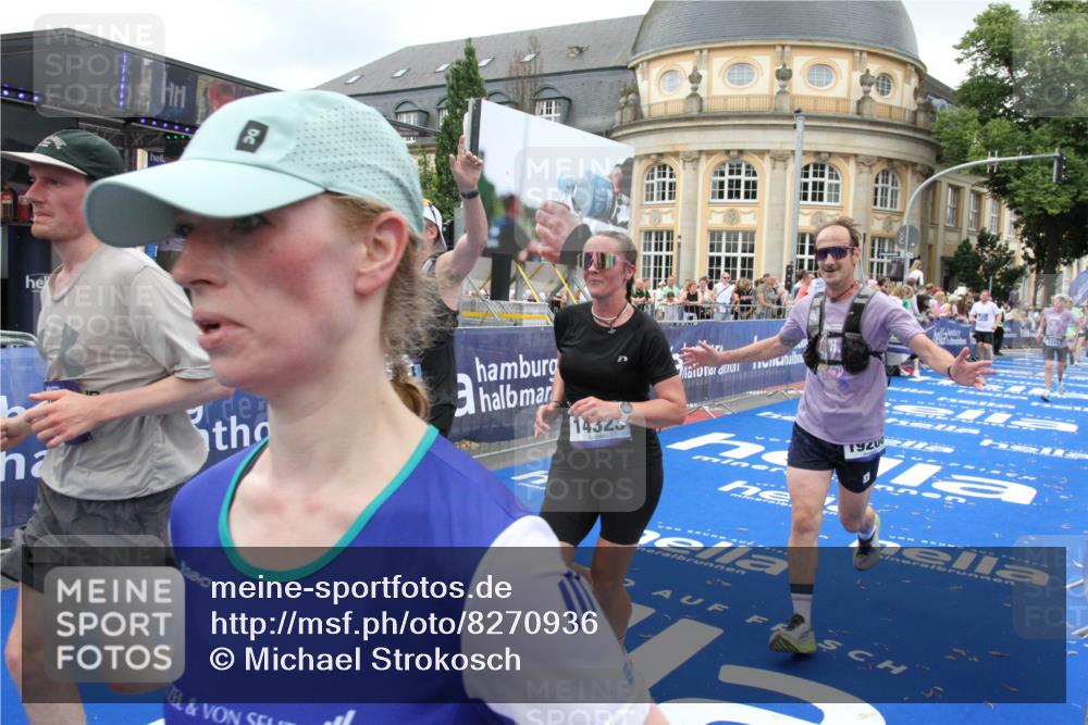 29.06.2025 - hella hamburg halbmarathon Michael Strokosch http://msf.ph/oto/8270936 29.06.2025 10:53:12 Ziel 2111, 2208, 3059, 3258, 4121, 7383, 7864, 8273, 9537, 14323, 16929, 16986, 19208 meine-sportfotos.de