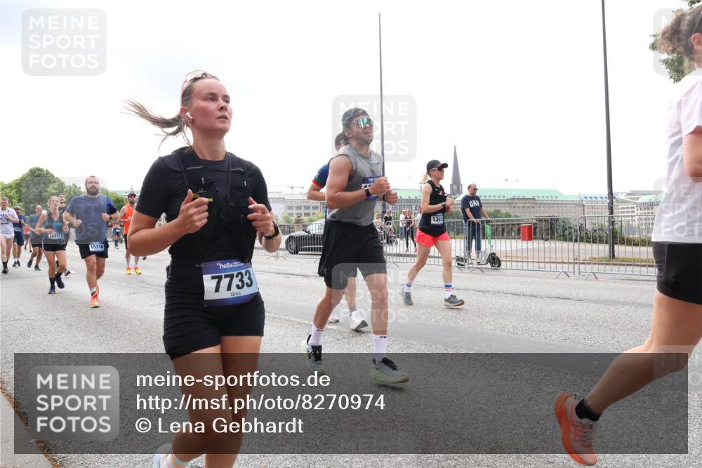 29.06.2025 - hella hamburg halbmarathon Lena Gebhardt http://msf.ph/oto/8270974 29.06.2025 10:34:50 Lombardsbrücke 13471, 15477, 15310, 7733, 1341, 1025, 1284, 1497, 1849, 2023, 2355, 2412, 2510, 2511, 3130, 3409, 3420, 4540, 4884, 5453, 5609, 6034, 6171, 6310, 6329, 6335, 6379, 6397, 6571, 6574, 6803, 6843, 7020, 7299, 7386, 7644, 7733, 8369, 8705, 8793, 9122, 9164, 9248, 9379, 9448, 9514, 10335, 10358, 10464, 10606, 10674, 11122, 11245, 11646, 11872, 12019, 12164, 12236, 12382, 12764, 13957, 15477, 16238, 16311, 16390, 16682, 16919, 17230, 18158, 18941 meine-sportfotos.de