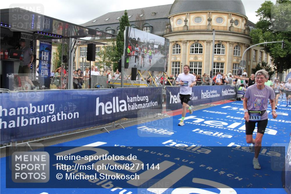29.06.2025 - hella hamburg halbmarathon Michael Strokosch http://msf.ph/oto/8271144 29.06.2025 10:53:16 Ziel 2111, 7383, 8273, 8361, 9142, 12875, 15179, 16929, 16986 meine-sportfotos.de