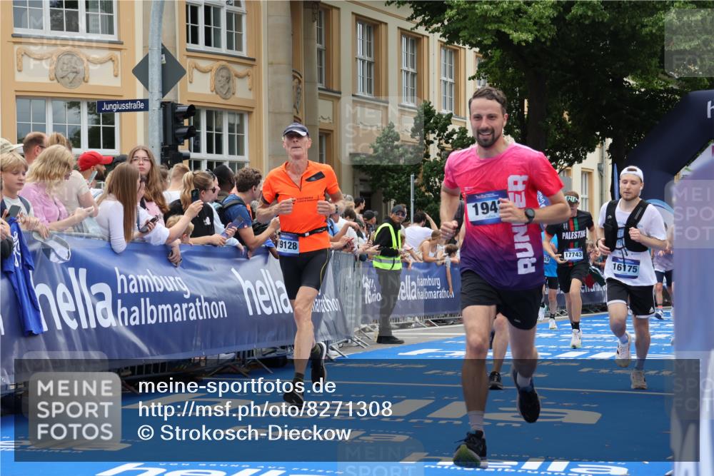 29.06.2025 - hella hamburg halbmarathon Strokosch-Dieckow http://msf.ph/oto/8271308 29.06.2025 10:46:43 Ziel 1920, 1942, 3976, 6630, 9051, 11858, 13554, 13940, 14541, 15026, 15714, 15900, 16175, 17353, 17492, 17669, 17743, 17865, 17892, 18297, 19128 meine-sportfotos.de