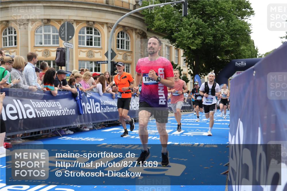 29.06.2025 - hella hamburg halbmarathon Strokosch-Dieckow http://msf.ph/oto/8271369 29.06.2025 10:46:43 Ziel 1920, 1942, 3976, 6630, 9051, 11858, 13554, 13940, 14541, 15026, 15714, 15900, 16175, 17353, 17492, 17669, 17743, 17865, 17892, 18297, 19128 meine-sportfotos.de