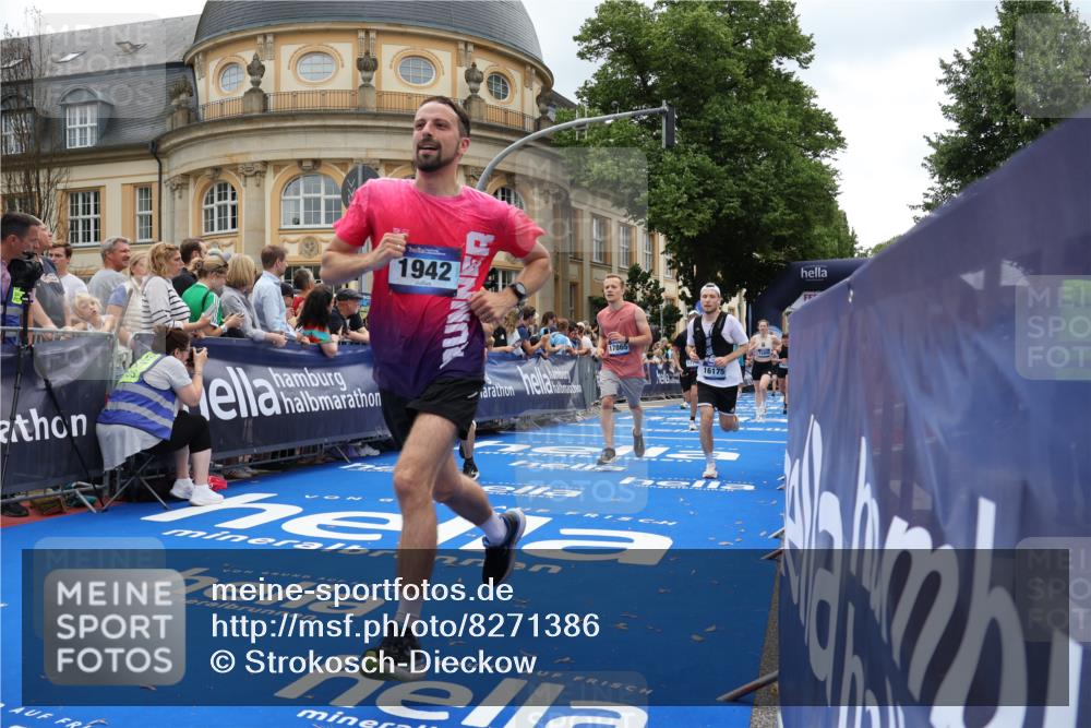 29.06.2025 - hella hamburg halbmarathon Strokosch-Dieckow http://msf.ph/oto/8271386 29.06.2025 10:46:44 Ziel 1920, 1942, 3976, 6630, 11858, 13554, 13940, 14541, 15026, 15714, 15900, 16175, 17172, 17353, 17492, 17669, 17743, 17865, 17892, 18297, 19105, 19128 meine-sportfotos.de