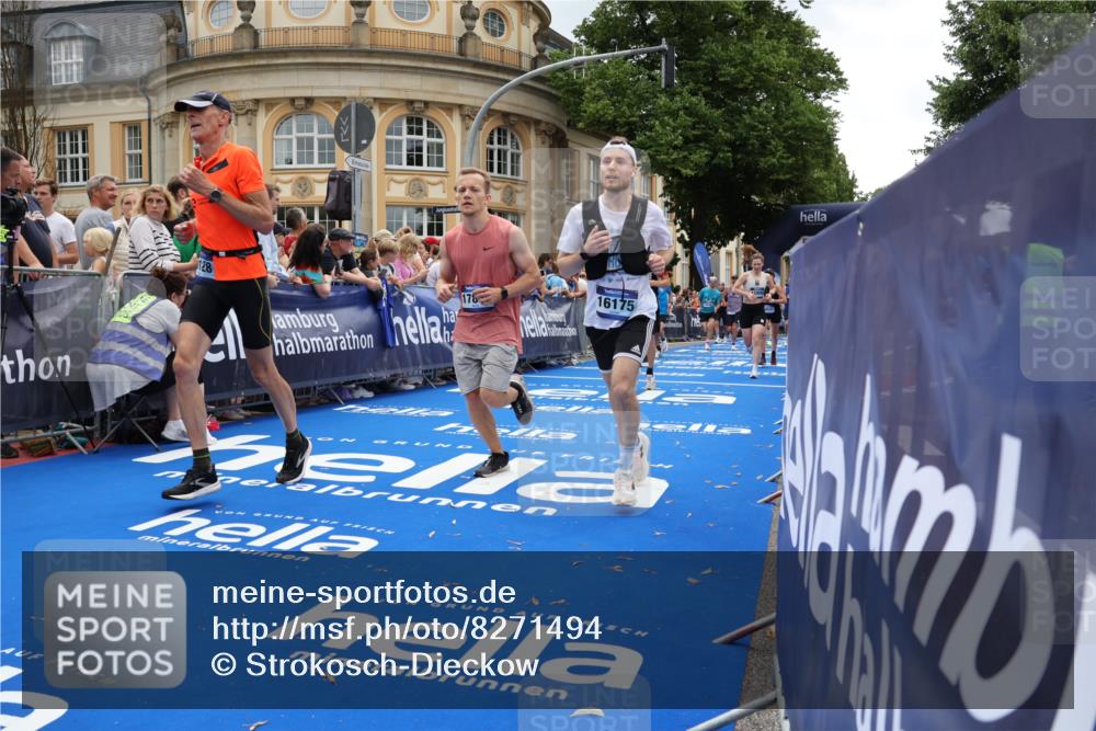 29.06.2025 - hella hamburg halbmarathon Strokosch-Dieckow http://msf.ph/oto/8271494 29.06.2025 10:46:45 Ziel 1920, 1942, 3976, 4091, 6630, 11858, 13940, 14541, 15714, 15900, 16175, 17172, 17353, 17492, 17669, 17743, 17865, 17892, 18297, 19105, 19128 meine-sportfotos.de