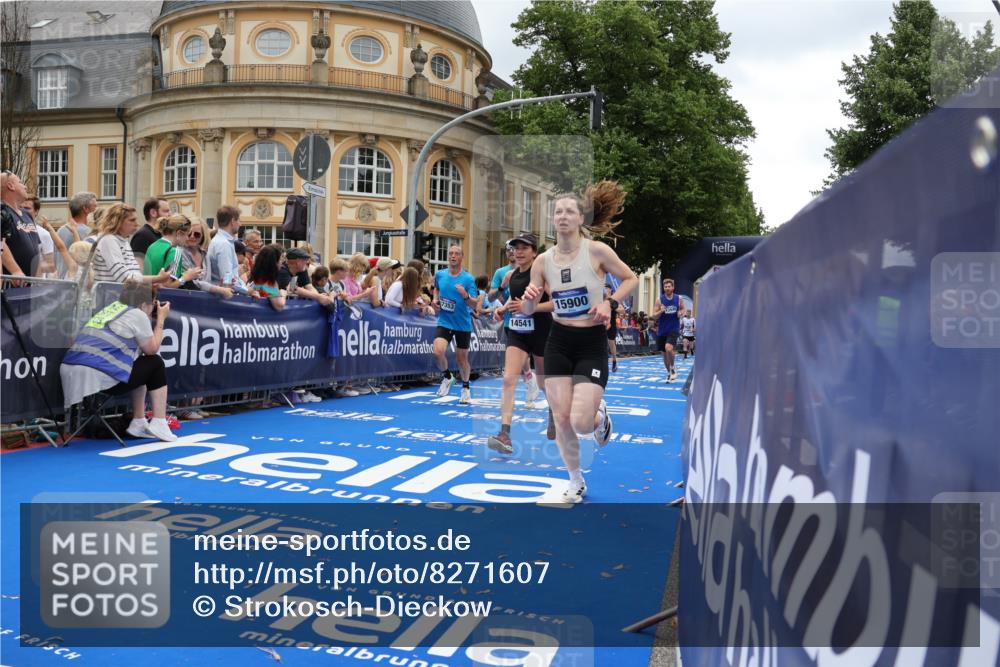 29.06.2025 - hella hamburg halbmarathon Strokosch-Dieckow http://msf.ph/oto/8271607 29.06.2025 10:46:47 Ziel 3976, 4091, 6630, 11858, 13940, 14385, 14541, 15900, 16175, 17172, 17353, 17492, 17669, 17743, 17865, 17892, 19105, 19128 meine-sportfotos.de