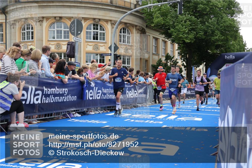 29.06.2025 - hella hamburg halbmarathon Strokosch-Dieckow http://msf.ph/oto/8271952 29.06.2025 10:46:58 Ziel 1139, 1460, 1689, 4091, 4377, 5472, 6700, 9794, 10122, 13728, 14385, 14415, 14449, 14594, 14783, 15825, 16081, 17172, 17979, 19105 meine-sportfotos.de