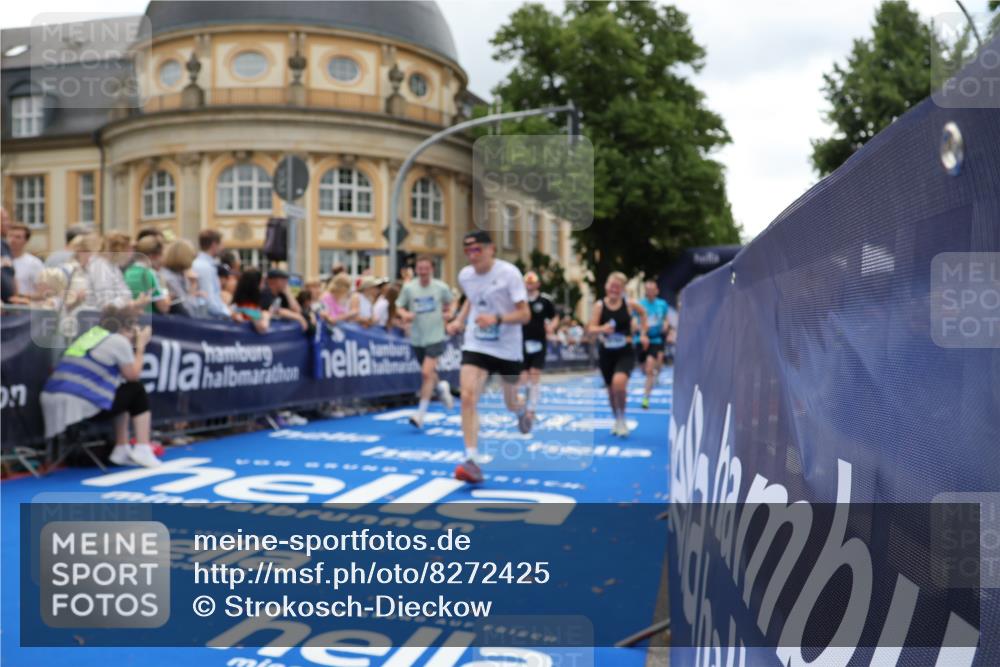 29.06.2025 - hella hamburg halbmarathon Strokosch-Dieckow http://msf.ph/oto/8272425 29.06.2025 10:47:04 Ziel 1460, 1689, 2623, 4093, 4377, 5472, 6373, 6700, 7908, 9794, 10122, 12579, 13007, 13728, 14415, 14449, 14594, 14783, 15684, 15825, 16081, 17718, 17979 meine-sportfotos.de
