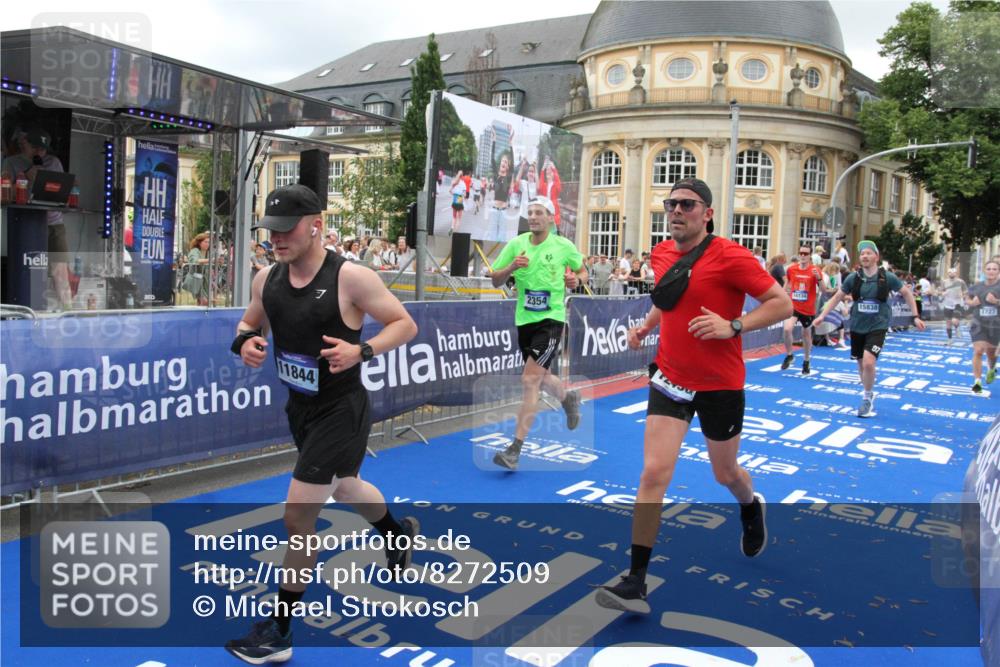 29.06.2025 - hella hamburg halbmarathon Michael Strokosch http://msf.ph/oto/8272509 29.06.2025 10:53:26 Ziel 1683, 1727, 2074, 2354, 4065, 6198, 6629, 6942, 7312, 8651, 11844, 12490, 13997, 15681, 15838, 18134, 18901 meine-sportfotos.de