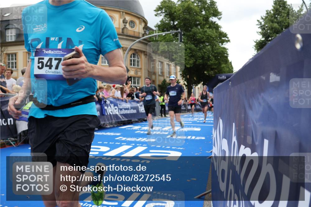 29.06.2025 - hella hamburg halbmarathon Strokosch-Dieckow http://msf.ph/oto/8272545 29.06.2025 10:47:07 Ziel 1460, 2623, 4093, 4377, 5472, 6373, 6700, 6716, 7480, 7908, 9794, 10208, 10211, 12579, 13007, 14415, 14783, 15684, 15825, 17718, 17915 meine-sportfotos.de