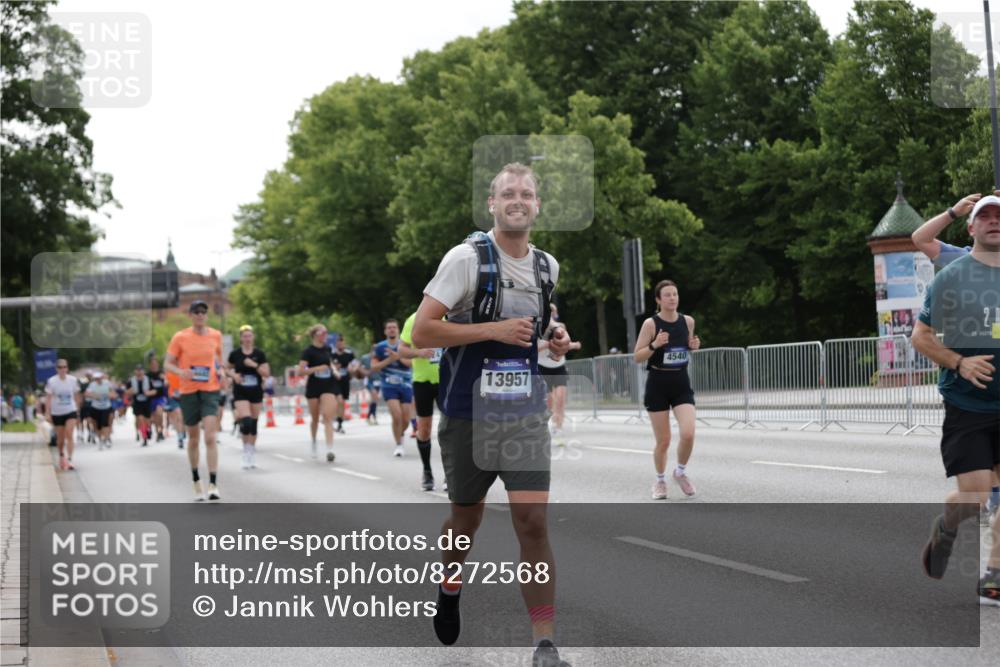 29.06.2025 - hella hamburg halbmarathon Jannik Wohlers http://msf.ph/oto/8272568 29.06.2025 10:34:02 Lombardsbrücke 1672, 2023, 2412, 2464, 2510, 2511, 2801, 3145, 4540, 4824, 4826, 5609, 6034, 6105, 6171, 6329, 6571, 6574, 7644, 8349, 8705, 8965, 9379, 10360, 10564, 11872, 13437, 13747, 13957, 14854, 14855, 14918, 16238, 16390, 16682, 16919, 17105, 17230, 17650, 18158, 18941 meine-sportfotos.de