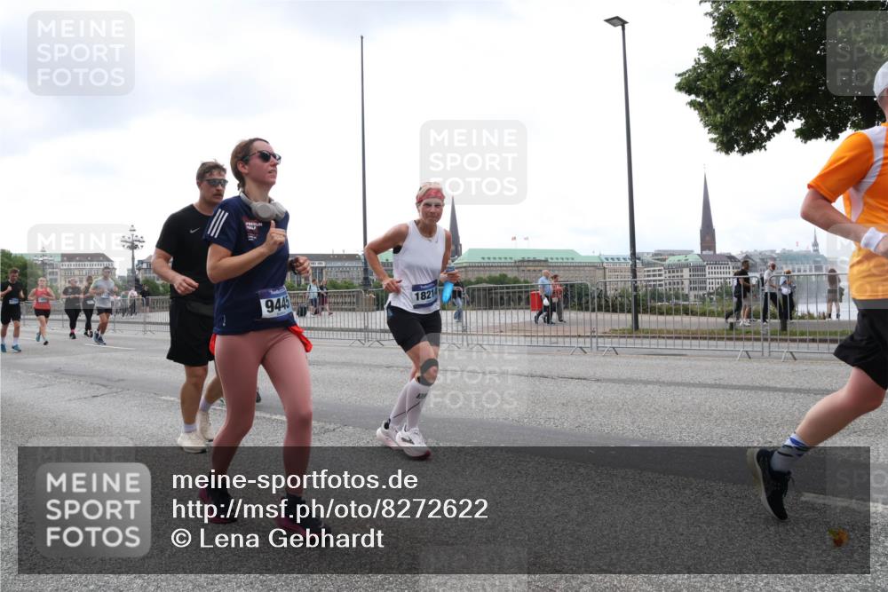 29.06.2025 - hella hamburg halbmarathon Lena Gebhardt http://msf.ph/oto/8272622 29.06.2025 10:46:22 Lombardsbrücke 1004, 1429, 1465, 1532, 1608, 1837, 1867, 1868, 2398, 2423, 2500, 2697, 2773, 2813, 2951, 3410, 3469, 4119, 4223, 4355, 4448, 4604, 5697, 5703, 5769, 5770, 5854, 5892, 6068, 6124, 6161, 6333, 6392, 7303, 7364, 7368, 7374, 7605, 7767, 7894, 7960, 7983, 8047, 8477, 8551, 8700, 9120, 9121, 9129, 9337, 9426, 9445, 9691, 10153, 10230, 11358, 11361, 11876, 11910, 12298, 12333, 12507, 12522, 13969, 14261, 15852, 16882 meine-sportfotos.de