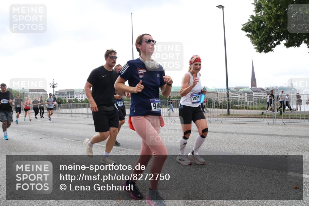 29.06.2025 - hella hamburg halbmarathon Lena Gebhardt http://msf.ph/oto/8272750 29.06.2025 10:46:22 Lombardsbrücke 1004, 1429, 1465, 1532, 1608, 1837, 1867, 1868, 2398, 2423, 2500, 2697, 2773, 2813, 2951, 3410, 3469, 4119, 4223, 4355, 4448, 4604, 5697, 5703, 5769, 5770, 5854, 5892, 6068, 6124, 6161, 6333, 6392, 7303, 7364, 7368, 7374, 7605, 7767, 7894, 7960, 7983, 8047, 8477, 8551, 8700, 9120, 9121, 9129, 9337, 9426, 9445, 9691, 10153, 10230, 11358, 11361, 11876, 11910, 12298, 12333, 12507, 12522, 13969, 14261, 15852, 16882 meine-sportfotos.de