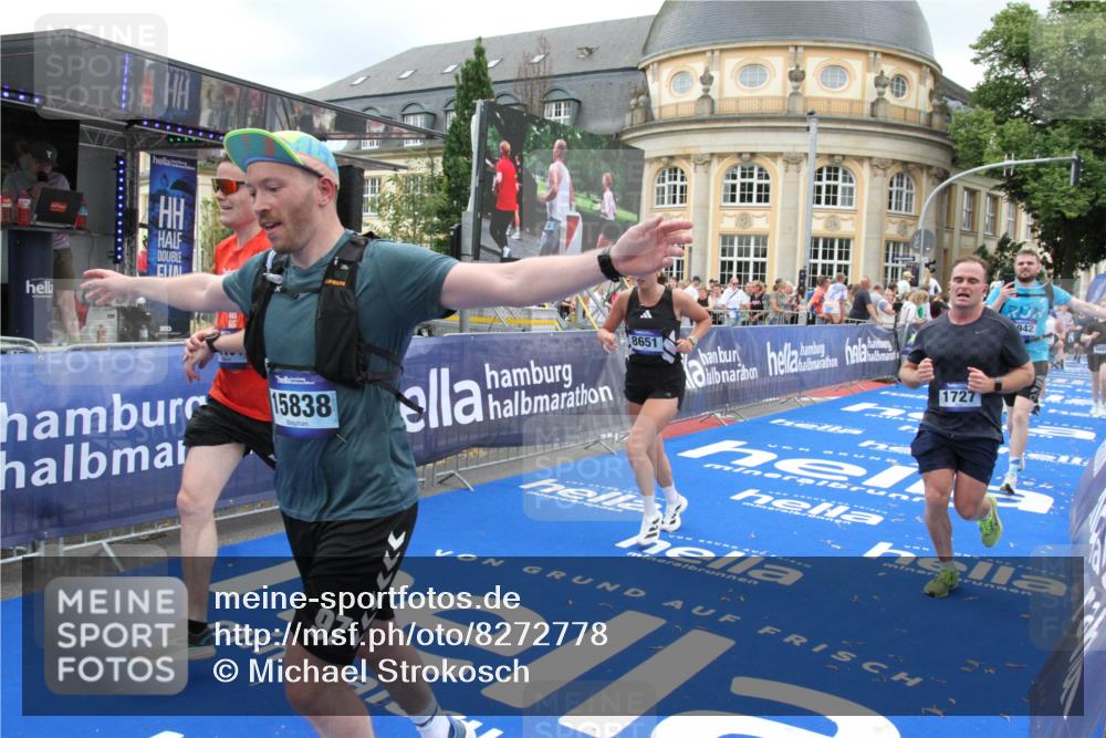 29.06.2025 - hella hamburg halbmarathon Michael Strokosch http://msf.ph/oto/8272778 29.06.2025 10:53:29 Ziel 1727, 2354, 5866, 6198, 6629, 6942, 8651, 11068, 12490, 12909, 13912, 13997, 15838, 17710, 18134 meine-sportfotos.de