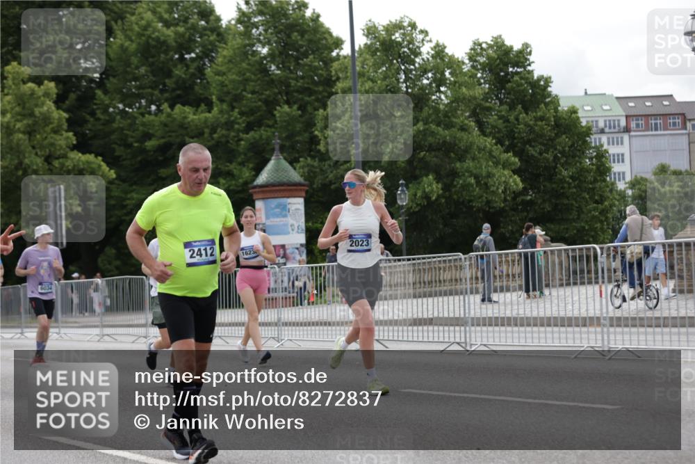29.06.2025 - hella hamburg halbmarathon Jannik Wohlers http://msf.ph/oto/8272837 29.06.2025 10:34:06 Lombardsbrücke 1025, 1672, 2023, 2412, 2510, 2511, 2801, 3420, 4540, 4824, 4826, 5609, 6034, 6105, 6171, 6329, 6571, 6574, 6843, 7386, 7644, 7733, 8705, 8965, 9164, 9379, 9448, 10335, 10564, 10674, 11872, 12164, 13747, 13957, 14854, 14855, 14918, 16238, 16311, 16390, 16682, 16919, 17230, 17650, 18158, 18941 meine-sportfotos.de