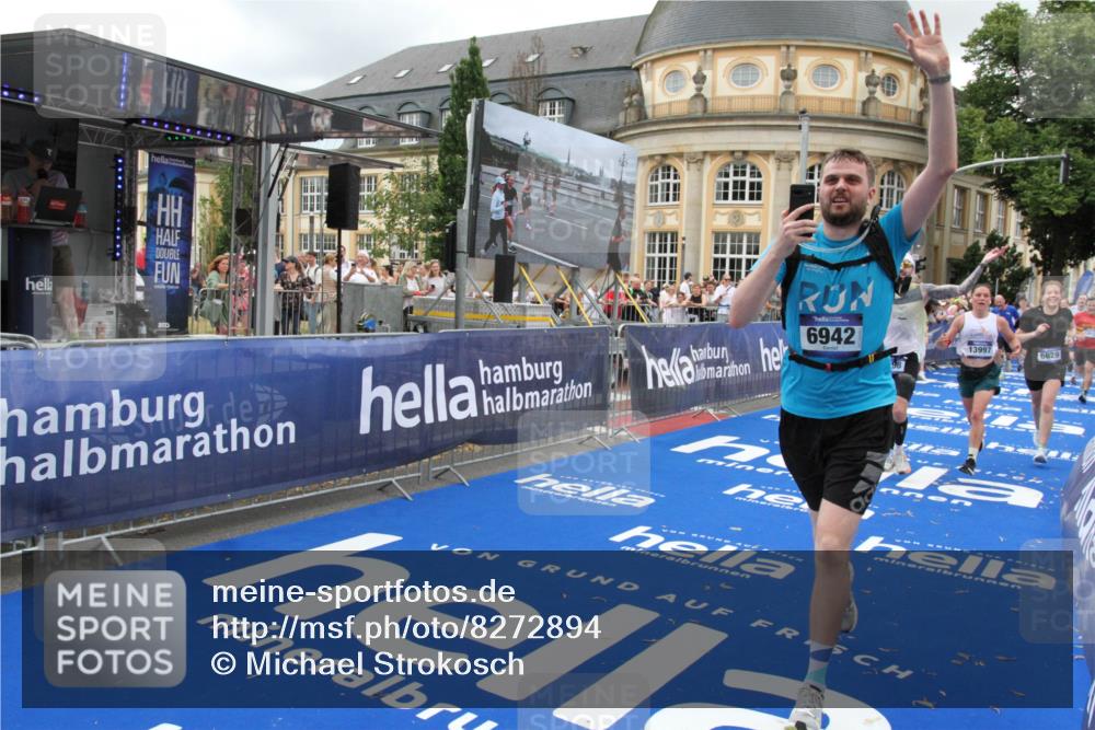 29.06.2025 - hella hamburg halbmarathon Michael Strokosch http://msf.ph/oto/8272894 29.06.2025 10:53:30 Ziel 1061, 1499, 1727, 2070, 5866, 6198, 6629, 6942, 8651, 11068, 12909, 13912, 13997, 15838, 17710, 18134 meine-sportfotos.de