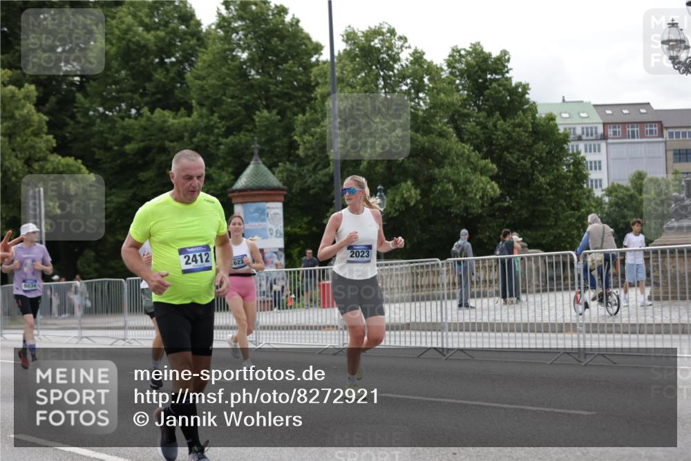 29.06.2025 - hella hamburg halbmarathon Jannik Wohlers http://msf.ph/oto/8272921 29.06.2025 10:34:06 Lombardsbrücke 1025, 1672, 2023, 2412, 2510, 2511, 2801, 3420, 4540, 4824, 4826, 5609, 6034, 6105, 6171, 6329, 6571, 6574, 6843, 7386, 7644, 7733, 8705, 8965, 9164, 9379, 9448, 10335, 10564, 10674, 11872, 12164, 13747, 13957, 14854, 14855, 14918, 16238, 16311, 16390, 16682, 16919, 17230, 17650, 18158, 18941 meine-sportfotos.de