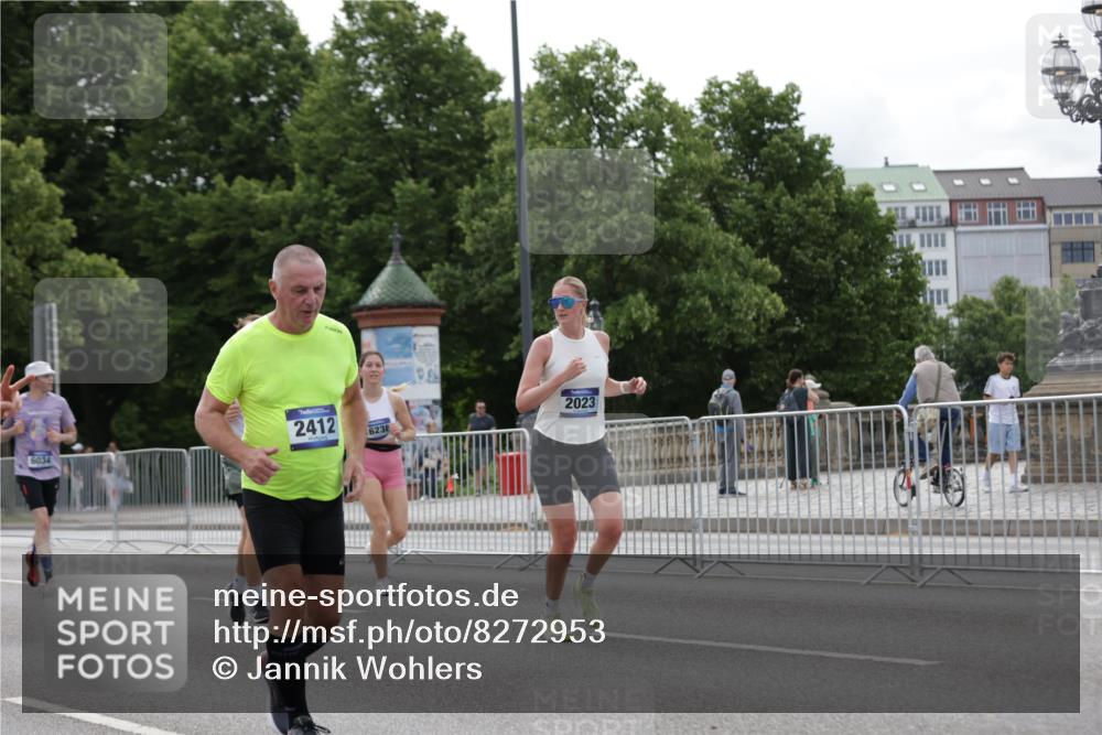 29.06.2025 - hella hamburg halbmarathon Jannik Wohlers http://msf.ph/oto/8272953 29.06.2025 10:34:06 Lombardsbrücke 1025, 1672, 2023, 2412, 2510, 2511, 2801, 3420, 4540, 4824, 4826, 5609, 6034, 6105, 6171, 6329, 6571, 6574, 6843, 7386, 7644, 7733, 8705, 8965, 9164, 9379, 9448, 10335, 10564, 10674, 11872, 12164, 13747, 13957, 14854, 14855, 14918, 16238, 16311, 16390, 16682, 16919, 17230, 17650, 18158, 18941 meine-sportfotos.de