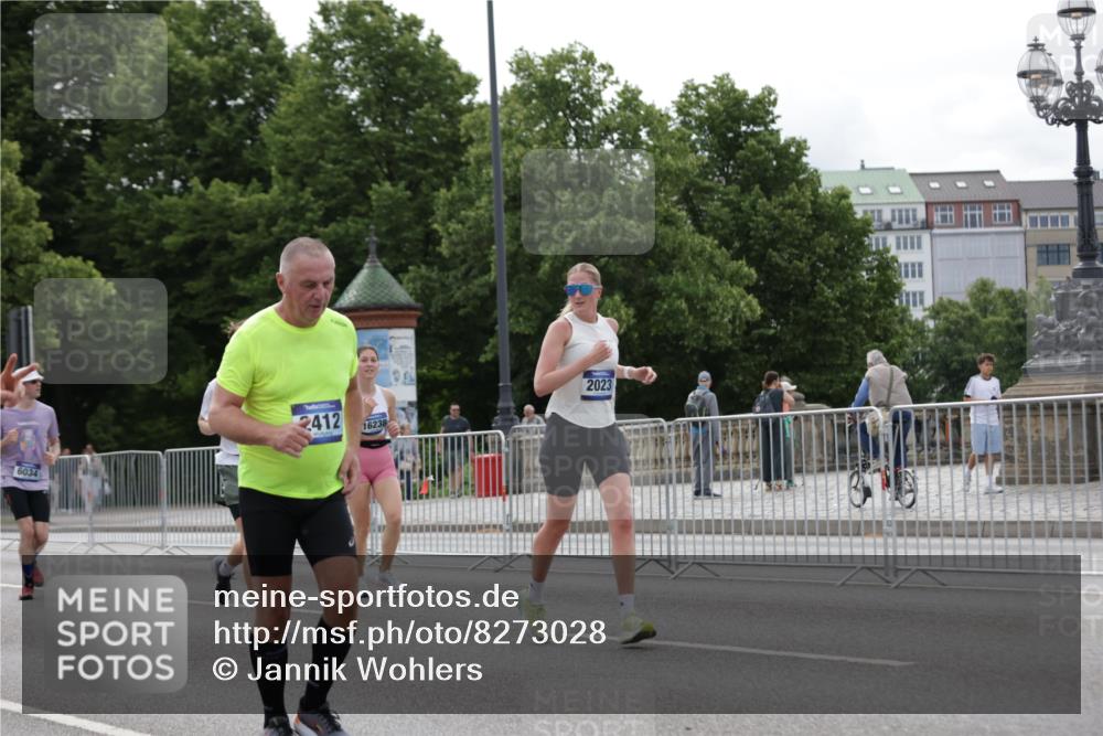 29.06.2025 - hella hamburg halbmarathon Jannik Wohlers http://msf.ph/oto/8273028 29.06.2025 10:34:06 Lombardsbrücke 1025, 1672, 2023, 2412, 2510, 2511, 2801, 3420, 4540, 4824, 4826, 5609, 6034, 6105, 6171, 6329, 6571, 6574, 6843, 7386, 7644, 7733, 8705, 8965, 9164, 9379, 9448, 10335, 10564, 10674, 11872, 12164, 13747, 13957, 14854, 14855, 14918, 16238, 16311, 16390, 16682, 16919, 17230, 17650, 18158, 18941 meine-sportfotos.de