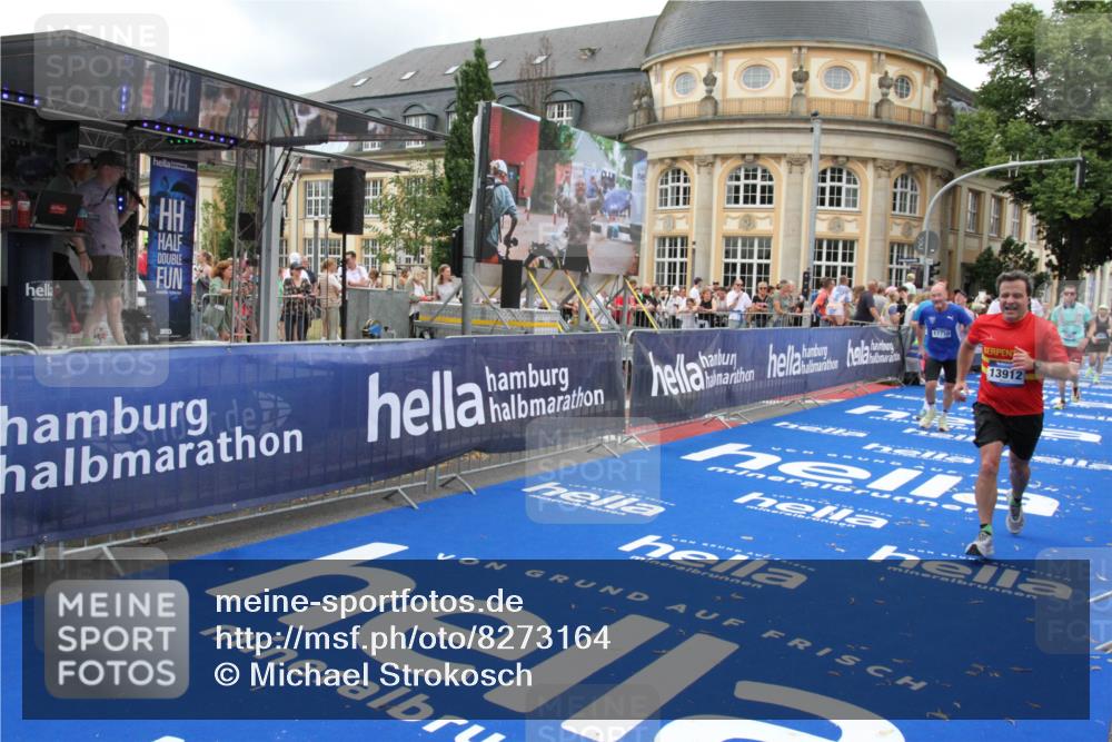 29.06.2025 - hella hamburg halbmarathon Michael Strokosch http://msf.ph/oto/8273164 29.06.2025 10:53:33 Ziel 1030, 1061, 1098, 1499, 1783, 2070, 5866, 6198, 6628, 6629, 11068, 12909, 13912, 13997, 15113, 15497, 17710, 18450, 18612 meine-sportfotos.de