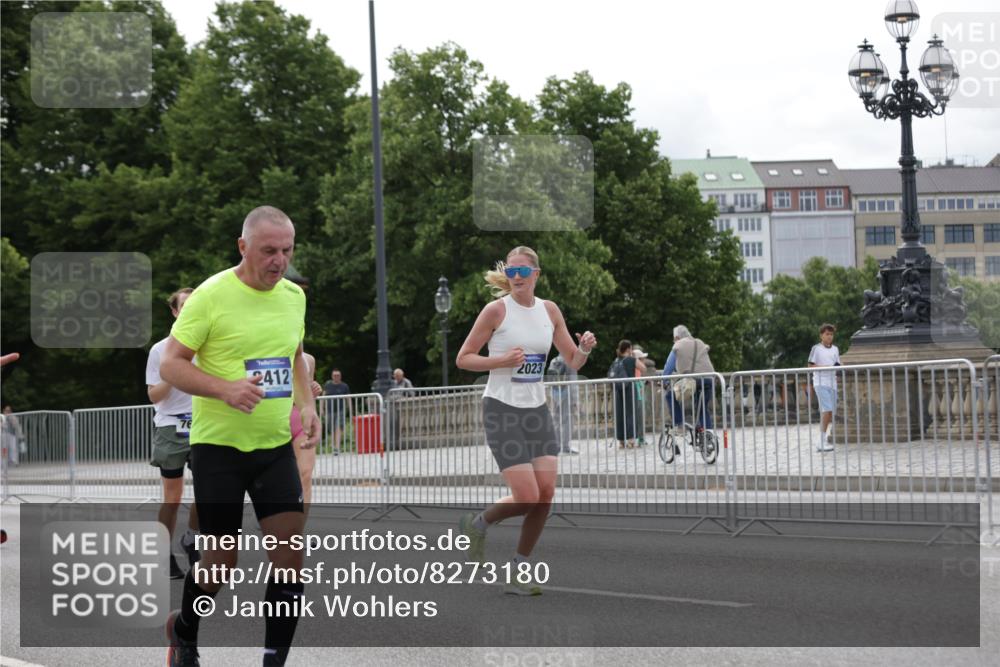 29.06.2025 - hella hamburg halbmarathon Jannik Wohlers http://msf.ph/oto/8273180 29.06.2025 10:34:06 Lombardsbrücke 1025, 1672, 2023, 2412, 2510, 2511, 2801, 3420, 4540, 4824, 4826, 5609, 6034, 6105, 6171, 6329, 6571, 6574, 6843, 7386, 7644, 7733, 8705, 8965, 9164, 9379, 9448, 10335, 10564, 10674, 11872, 12164, 13747, 13957, 14854, 14855, 14918, 16238, 16311, 16390, 16682, 16919, 17230, 17650, 18158, 18941 meine-sportfotos.de