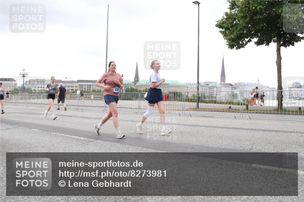 29.06.2025 - hella hamburg halbmarathon Lena Gebhardt http://msf.ph/oto/8273981 29.06.2025 10:54:30 Lombardsbrücke 886, 9130, 1198, 1263, 1762, 1779, 1822, 1949, 2084, 2244, 2532, 2586, 2600, 2632, 2761, 3187, 3188, 3364, 3465, 3467, 3761, 3795, 3857, 4323, 4685, 4720, 4838, 4971, 5157, 5185, 5216, 5309, 5514, 5804, 5817, 5882, 5933, 5993, 6023, 6279, 6468, 6583, 6982, 6987, 6988, 7498, 7670, 7874, 7946, 7986, 8012, 8801, 8803, 8867, 9130, 9138, 9203, 9521, 10207, 10331, 10471, 11033, 11287, 11354, 11567, 11569, 11785, 12268, 12270, 12930, 13272 meine-sportfotos.de