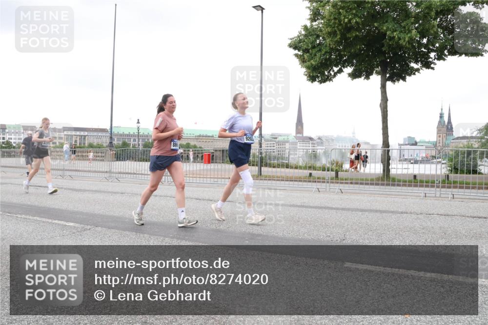 29.06.2025 - hella hamburg halbmarathon Lena Gebhardt http://msf.ph/oto/8274020 29.06.2025 10:54:31 Lombardsbrücke 9100, 886, 9203, 1198, 1263, 1762, 1779, 1822, 1949, 2084, 2244, 2532, 2566, 2586, 2600, 2632, 2761, 3187, 3188, 3364, 3465, 3761, 3795, 3857, 4323, 4685, 4720, 4838, 4971, 5157, 5185, 5216, 5309, 5500, 5514, 5804, 5817, 5882, 5933, 5993, 6023, 6279, 6468, 6583, 6982, 6987, 6988, 7498, 7670, 7874, 7946, 7986, 8012, 8186, 8801, 8803, 8867, 9130, 9138, 9203, 9521, 10207, 10331, 10471, 11033, 11226, 11287, 11354, 11567, 11569, 11785, 12268, 12270, 12930, 13272, 13283 meine-sportfotos.de