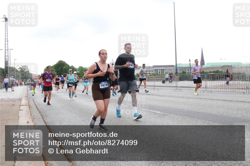 29.06.2025 - hella hamburg halbmarathon Lena Gebhardt http://msf.ph/oto/8274099 29.06.2025 10:46:24 Lombardsbrücke 1004, 1371, 1375, 1429, 1465, 1532, 1608, 1837, 1867, 1868, 2398, 2423, 2500, 2697, 2773, 2813, 2951, 3410, 3469, 3734, 4119, 4223, 4355, 4448, 4604, 5697, 5703, 5769, 5770, 5854, 5892, 6068, 6124, 6161, 6333, 6392, 7303, 7364, 7368, 7374, 7605, 7767, 7894, 7960, 7983, 8047, 8477, 8551, 8700, 9129, 9337, 9426, 9445, 9691, 10153, 10230, 11358, 11361, 11876, 11910, 12298, 12333, 12507, 12522, 13969, 14261, 15852, 16882, 16987 meine-sportfotos.de