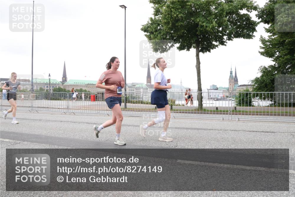 29.06.2025 - hella hamburg halbmarathon Lena Gebhardt http://msf.ph/oto/8274149 29.06.2025 10:54:31 Lombardsbrücke 130, 886, 1198, 1263, 1762, 1779, 1822, 1949, 2084, 2244, 2532, 2566, 2586, 2600, 2632, 2761, 3187, 3188, 3364, 3465, 3761, 3795, 3857, 4323, 4685, 4720, 4838, 4971, 5157, 5185, 5216, 5309, 5500, 5514, 5804, 5817, 5882, 5933, 5993, 6023, 6279, 6468, 6583, 6982, 6987, 6988, 7498, 7670, 7874, 7946, 7986, 8012, 8186, 8801, 8803, 8867, 9130, 9138, 9203, 9521, 10207, 10331, 10471, 11033, 11226, 11287, 11354, 11567, 11569, 11785, 12268, 12270, 12930, 13272, 13283 meine-sportfotos.de