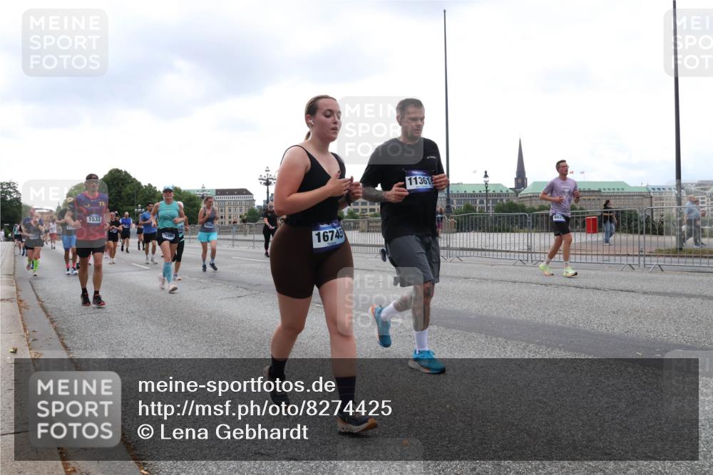 29.06.2025 - hella hamburg halbmarathon Lena Gebhardt http://msf.ph/oto/8274425 29.06.2025 10:46:24 Lombardsbrücke 1004, 1371, 1375, 1429, 1465, 1532, 1608, 1837, 1867, 1868, 2398, 2423, 2500, 2697, 2773, 2813, 2951, 3410, 3469, 3734, 4119, 4223, 4355, 4448, 4604, 5697, 5703, 5769, 5770, 5854, 5892, 6068, 6124, 6161, 6333, 6392, 7303, 7364, 7368, 7374, 7605, 7767, 7894, 7960, 7983, 8047, 8477, 8551, 8700, 9129, 9337, 9426, 9445, 9691, 10153, 10230, 11358, 11361, 11876, 11910, 12298, 12333, 12507, 12522, 13969, 14261, 15852, 16882, 16987 meine-sportfotos.de