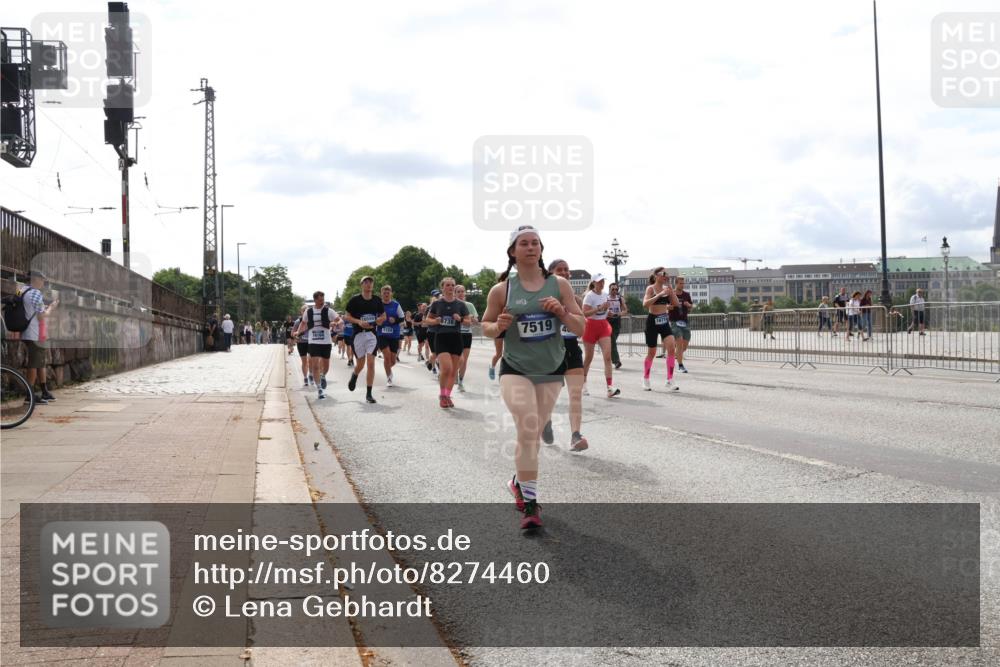 29.06.2025 - hella hamburg halbmarathon Lena Gebhardt http://msf.ph/oto/8274460 29.06.2025 10:20:11 Lombardsbrücke 7519, 4, 16714, 1046, 1069, 1110, 1115, 1154, 1474, 2064, 2405, 2478, 2918, 3278, 3434, 3842, 4154, 4539, 4585, 4614, 4737, 4739, 5251, 5397, 5556, 5659, 5811, 5812, 5831, 5878, 5937, 6796, 6797, 6872, 6874, 6951, 7018, 7101, 7131, 7137, 7248, 7249, 7519, 7739, 7744, 7808, 7917, 8025, 8146, 8387, 8427, 8462, 8588, 8738, 9136, 9196, 9735, 9873, 10041, 10349, 10414, 10550, 10594, 10595, 10613, 10622, 10647, 10701, 10754, 11028, 11036, 11603, 11835 meine-sportfotos.de