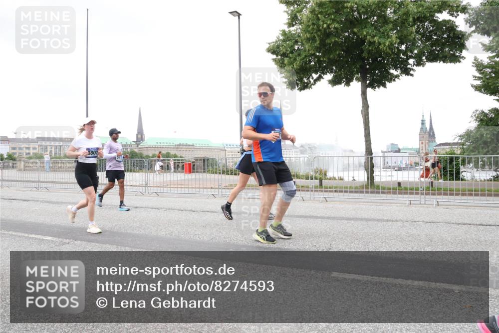29.06.2025 - hella hamburg halbmarathon Lena Gebhardt http://msf.ph/oto/8274593 29.06.2025 10:54:35 Lombardsbrücke 3803, 1198, 1762, 1779, 1822, 1949, 2084, 2244, 2532, 2566, 2586, 2600, 2632, 2761, 3187, 3188, 3364, 3761, 3795, 3857, 4720, 4971, 5157, 5185, 5216, 5309, 5500, 5514, 5817, 5882, 5933, 5993, 6023, 6279, 6982, 6987, 7498, 7670, 7874, 7946, 7986, 8012, 8186, 8801, 8803, 8867, 9130, 9203, 9521, 10207, 10331, 10471, 11033, 11226, 11287, 11354, 11567, 11569, 11785, 12240, 12268, 12270, 12930, 13272, 13283, 13944, 13945 meine-sportfotos.de
