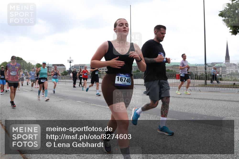 29.06.2025 - hella hamburg halbmarathon Lena Gebhardt http://msf.ph/oto/8274603 29.06.2025 10:46:24 Lombardsbrücke 1004, 1371, 1375, 1429, 1465, 1532, 1608, 1837, 1867, 1868, 2398, 2423, 2500, 2697, 2773, 2813, 2951, 3410, 3469, 3734, 4119, 4223, 4355, 4448, 4604, 5697, 5703, 5769, 5770, 5854, 5892, 6068, 6124, 6161, 6333, 6392, 7303, 7364, 7368, 7374, 7605, 7767, 7894, 7960, 7983, 8047, 8477, 8551, 8700, 9129, 9337, 9426, 9445, 9691, 10153, 10230, 11358, 11361, 11876, 11910, 12298, 12333, 12507, 12522, 13969, 14261, 15852, 16882, 16987 meine-sportfotos.de
