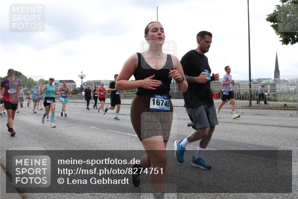 29.06.2025 - hella hamburg halbmarathon Lena Gebhardt http://msf.ph/oto/8274751 29.06.2025 10:46:24 Lombardsbrücke 1004, 1371, 1375, 1429, 1465, 1532, 1608, 1837, 1867, 1868, 2398, 2423, 2500, 2697, 2773, 2813, 2951, 3410, 3469, 3734, 4119, 4223, 4355, 4448, 4604, 5697, 5703, 5769, 5770, 5854, 5892, 6068, 6124, 6161, 6333, 6392, 7303, 7364, 7368, 7374, 7605, 7767, 7894, 7960, 7983, 8047, 8477, 8551, 8700, 9129, 9337, 9426, 9445, 9691, 10153, 10230, 11358, 11361, 11876, 11910, 12298, 12333, 12507, 12522, 13969, 14261, 15852, 16882, 16987 meine-sportfotos.de