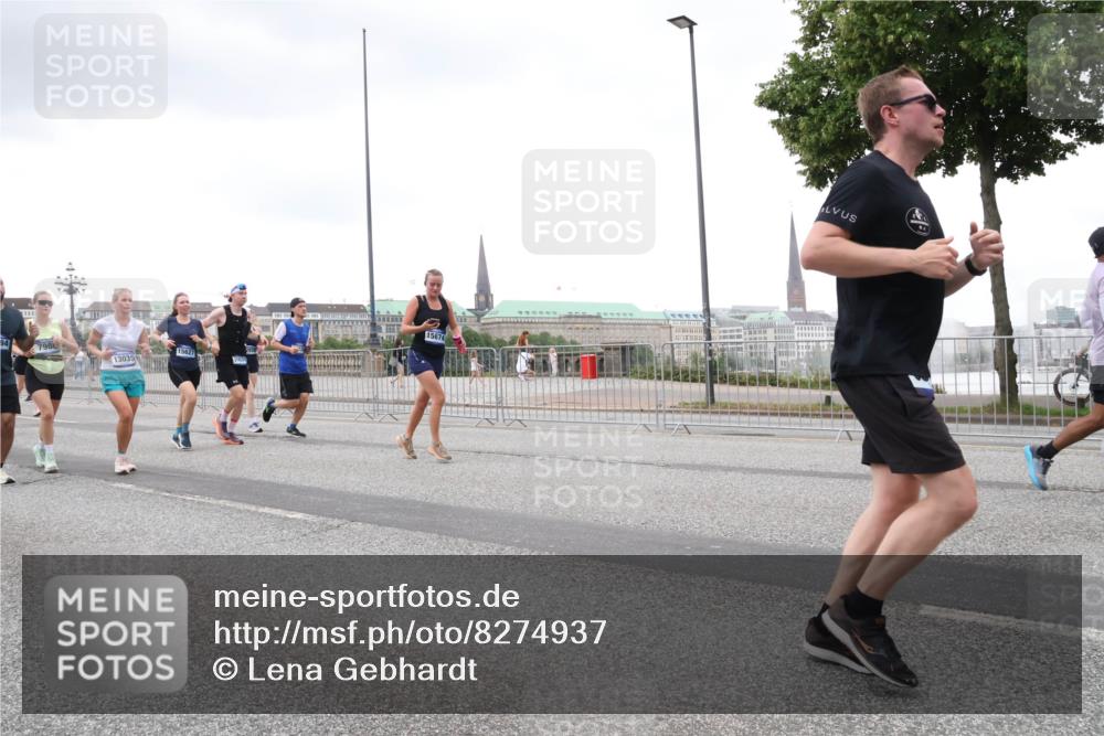 29.06.2025 - hella hamburg halbmarathon Lena Gebhardt http://msf.ph/oto/8274937 29.06.2025 10:54:37 Lombardsbrücke 15627, 13035, 15674, 1198, 1762, 1779, 1822, 1949, 2084, 2244, 2532, 2566, 2586, 2632, 3002, 3364, 3761, 3795, 3857, 4191, 4192, 4720, 4971, 5157, 5185, 5216, 5309, 5500, 5514, 5817, 5882, 5933, 5993, 6023, 6279, 6982, 6987, 7498, 7670, 7874, 7946, 7986, 8012, 8186, 8801, 8803, 8867, 9130, 9203, 9521, 10207, 10331, 10471, 11033, 11226, 11287, 11354, 11567, 11569, 11785, 12240, 12268, 12270, 12930, 13272, 13283, 13944, 13945 meine-sportfotos.de