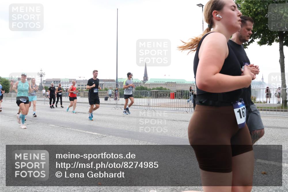 29.06.2025 - hella hamburg halbmarathon Lena Gebhardt http://msf.ph/oto/8274985 29.06.2025 10:46:25 Lombardsbrücke 1004, 1371, 1375, 1429, 1465, 1532, 1608, 1837, 1867, 1868, 2398, 2423, 2500, 2697, 2773, 2813, 2951, 3410, 3469, 3734, 4119, 4202, 4223, 4296, 4355, 4448, 4604, 5697, 5703, 5769, 5770, 5854, 5892, 6068, 6124, 6161, 6392, 7303, 7364, 7368, 7374, 7605, 7767, 7894, 7960, 7983, 8047, 8477, 8551, 8700, 9129, 9337, 9426, 9445, 9691, 10153, 10230, 11358, 11361, 11876, 11910, 12298, 12333, 12507, 12522, 13969, 14261, 15852, 16882, 16987 meine-sportfotos.de