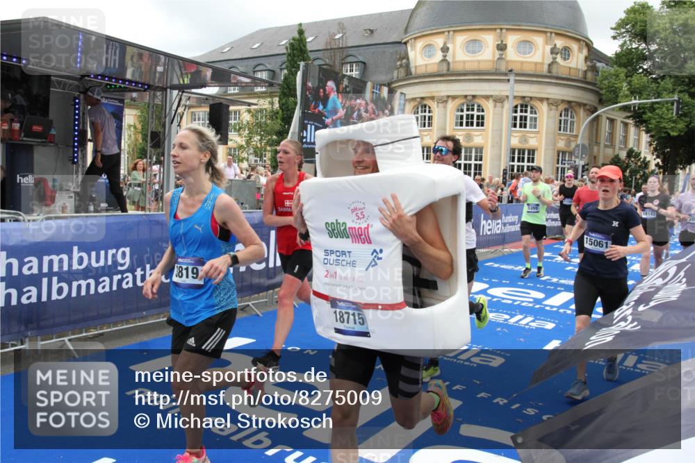 29.06.2025 - hella hamburg halbmarathon Michael Strokosch http://msf.ph/oto/8275009 29.06.2025 10:53:44 Ziel 1502, 2058, 2082, 2518, 2630, 3819, 5399, 6762, 8335, 10549, 10895, 11588, 11589, 11604, 12632, 13865, 14702, 14818, 15061, 15441, 15856, 16092, 17482, 18143, 18514, 18666, 18715 meine-sportfotos.de