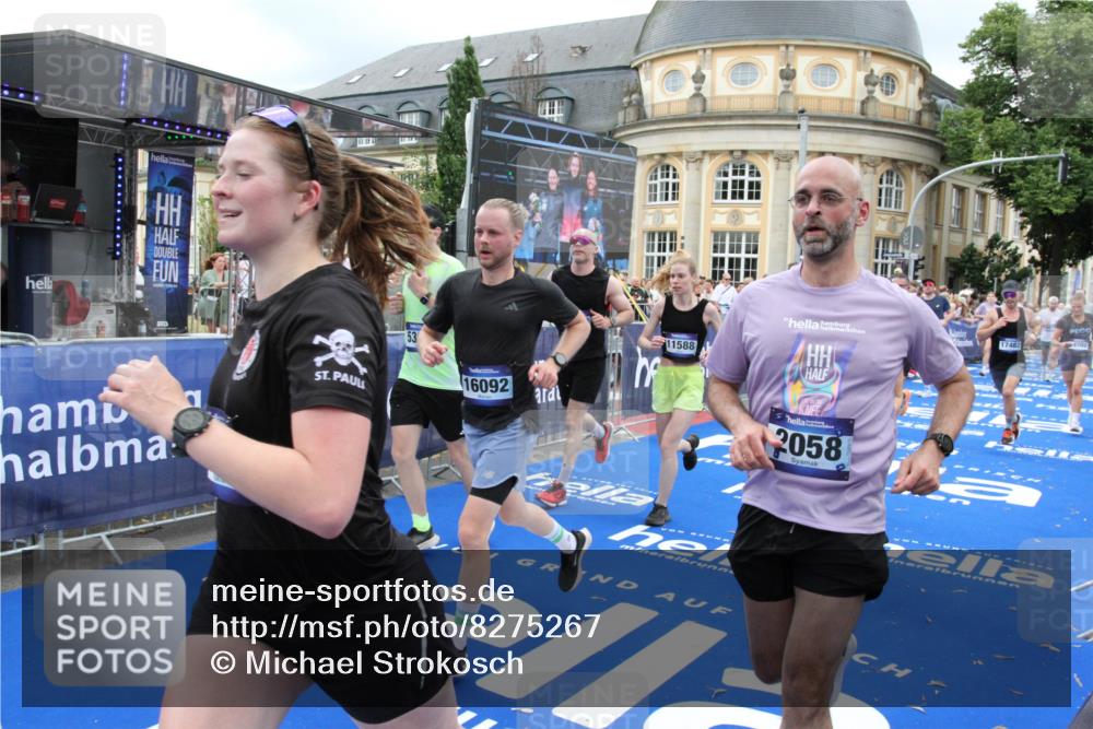 29.06.2025 - hella hamburg halbmarathon Michael Strokosch http://msf.ph/oto/8275267 29.06.2025 10:53:46 Ziel 2058, 2082, 2518, 2630, 3819, 5399, 5607, 6877, 7177, 8285, 8335, 10895, 11588, 11589, 11604, 12632, 13865, 14702, 14818, 15061, 15441, 16092, 17482, 18143, 18514, 18715 meine-sportfotos.de