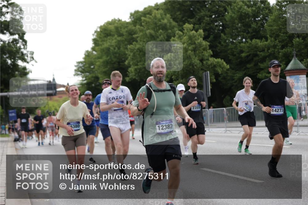29.06.2025 - hella hamburg halbmarathon Jannik Wohlers http://msf.ph/oto/8275311 29.06.2025 10:34:23 Lombardsbrücke 1025, 2355, 3130, 3420, 4884, 5453, 6310, 6335, 6379, 6843, 7020, 7299, 7386, 7733, 8369, 8793, 9122, 9164, 9448, 9514, 10335, 10674, 11122, 11245, 11646, 12019, 12164, 12236, 12382, 12764, 13311, 13416, 13471, 13473, 14273, 14527, 15310, 15380, 15477, 15984, 16311, 16471, 17412, 18892 meine-sportfotos.de