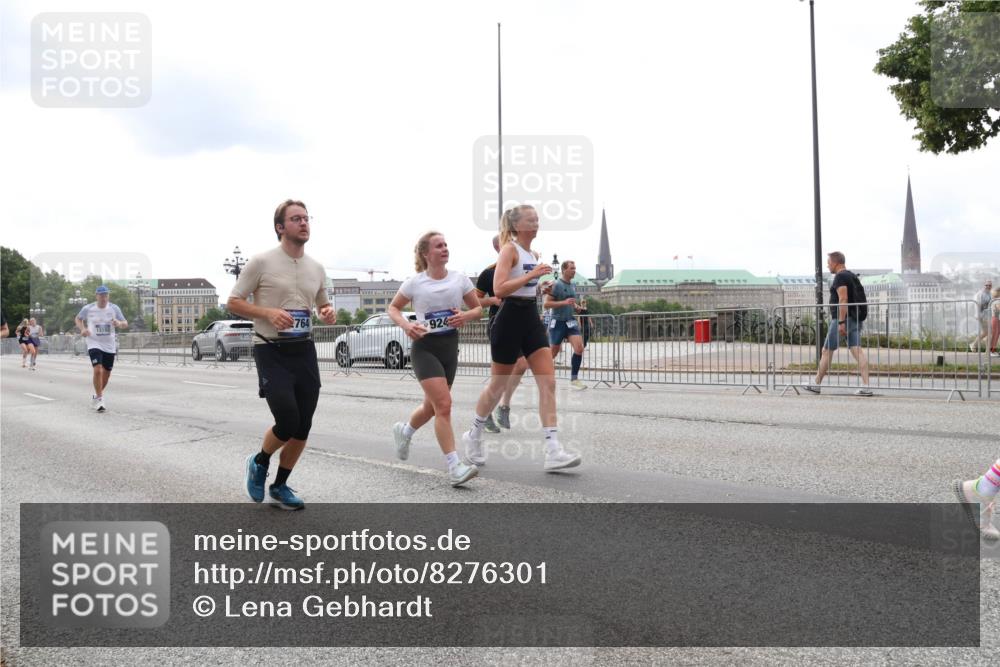 29.06.2025 - hella hamburg halbmarathon Lena Gebhardt http://msf.ph/oto/8276301 29.06.2025 10:35:03 Lombardsbrücke 2764, 924, 1025, 1284, 1497, 1717, 1849, 2198, 2355, 2376, 2751, 3130, 3409, 3420, 3828, 3958, 4564, 4884, 5027, 5453, 5531, 6029, 6189, 6310, 6335, 6379, 6397, 6471, 6803, 6843, 7020, 7267, 7299, 7386, 7733, 7927, 8296, 8369, 8793, 9122, 9164, 9248, 9448, 9514, 10335, 10358, 10464, 10531, 10606, 10674, 11122, 11233, 11245, 11320, 11359, 11565, 11646, 11886, 12019, 12062, 12164, 12236, 12382, 12764, 15477, 16311 meine-sportfotos.de
