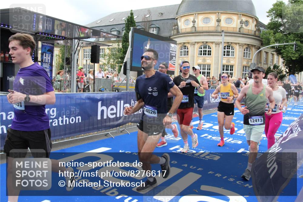 29.06.2025 - hella hamburg halbmarathon Michael Strokosch http://msf.ph/oto/8276617 29.06.2025 10:53:57 Ziel 1706, 1870, 2432, 6260, 6481, 7395, 7918, 7973, 9922, 10891, 11789, 12413, 13032, 13869, 14026, 14175, 15502, 16477, 16538, 18418, 18487, 18759, 18831, 18879, 18915, 19177 meine-sportfotos.de