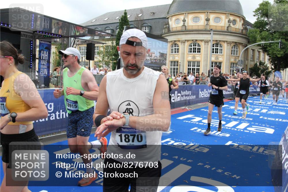 29.06.2025 - hella hamburg halbmarathon Michael Strokosch http://msf.ph/oto/8276703 29.06.2025 10:53:59 Ziel 1706, 1815, 1870, 2432, 3096, 6374, 6481, 7395, 7918, 7973, 8394, 10891, 11789, 12413, 13032, 13869, 14026, 14175, 16477, 16538, 18418, 18831, 18879, 18915, 19177 meine-sportfotos.de