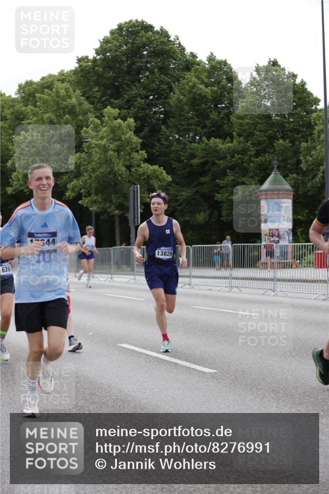 29.06.2025 - hella hamburg halbmarathon Jannik Wohlers http://msf.ph/oto/8276991 29.06.2025 10:34:35 Lombardsbrücke 1284, 1497, 1849, 2355, 3409, 4884, 6310, 6335, 6379, 6397, 6803, 7020, 7299, 8369, 8793, 9248, 10358, 10464, 10606, 11122, 11646, 12019, 12236, 12555, 12764, 13471, 13473, 13537, 13623, 13829, 14273, 14527, 15226, 15405, 15488, 15732, 15984, 16471, 16778, 17344 meine-sportfotos.de