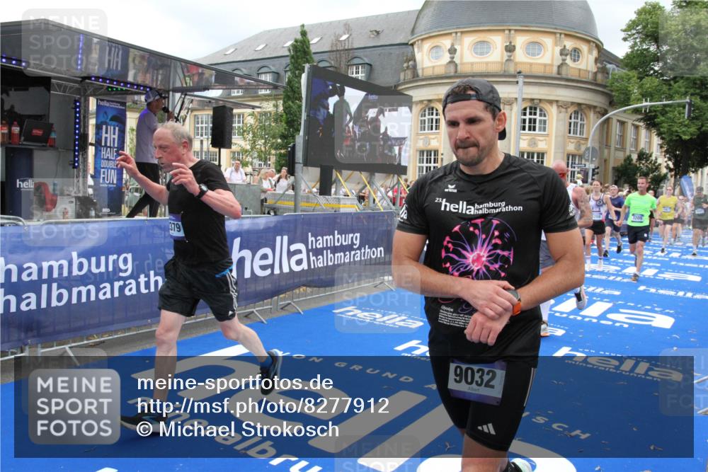 29.06.2025 - hella hamburg halbmarathon Michael Strokosch http://msf.ph/oto/8277912 29.06.2025 10:54:09 Ziel 1151, 1410, 3208, 3209, 5638, 6294, 6356, 6581, 8390, 9032, 9791, 11499, 12379, 13397, 13794, 16871, 17348, 18308 meine-sportfotos.de