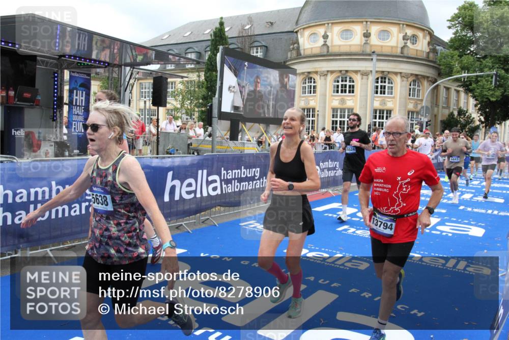 29.06.2025 - hella hamburg halbmarathon Michael Strokosch http://msf.ph/oto/8278906 29.06.2025 10:54:15 Ziel 3103, 3177, 3861, 3898, 5638, 6082, 6084, 6294, 6443, 6581, 7274, 8390, 9791, 12213, 13033, 13397, 13794, 15169, 15524, 16527, 16780, 16871 meine-sportfotos.de