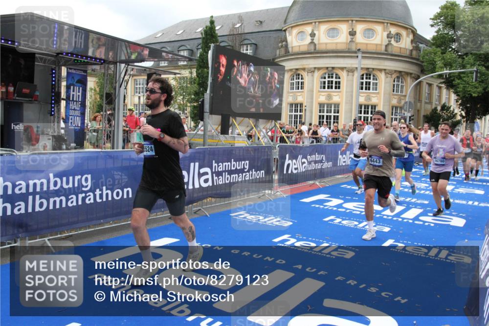 29.06.2025 - hella hamburg halbmarathon Michael Strokosch http://msf.ph/oto/8279123 29.06.2025 10:54:17 Ziel 3103, 3177, 3861, 3898, 5638, 6082, 6084, 6443, 7274, 8223, 8390, 9791, 11430, 12213, 13033, 13794, 13803, 15169, 15524, 16527, 16780, 17087 meine-sportfotos.de