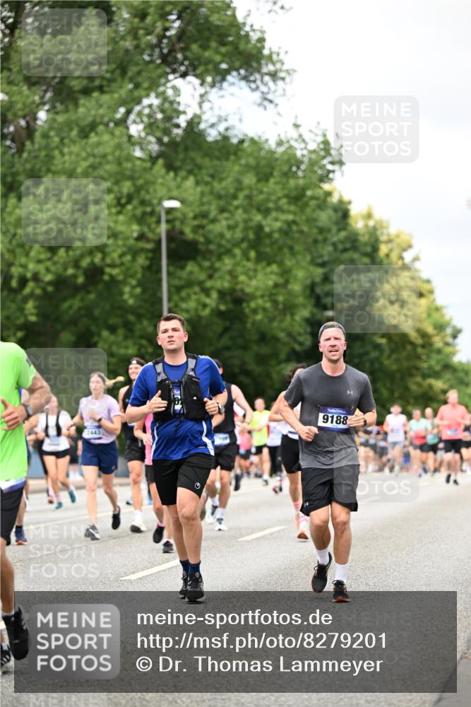 29.06.2025 - hella hamburg halbmarathon Dr. Thomas Lammeyer http://msf.ph/oto/8279201 29.06.2025 10:36:43 Kennedybrücke 1237, 1640, 1647, 2268, 3022, 3660, 3670, 3753, 4857, 5110, 5783, 5871, 5941, 6228, 6252, 6312, 6315, 6642, 7387, 7468, 7531, 7749, 7789, 8625, 8840, 8914, 9010, 9188, 9206, 9542, 9765, 10013, 10111, 10203, 10354, 10470, 10624, 10828, 11076, 11205, 11248 meine-sportfotos.de