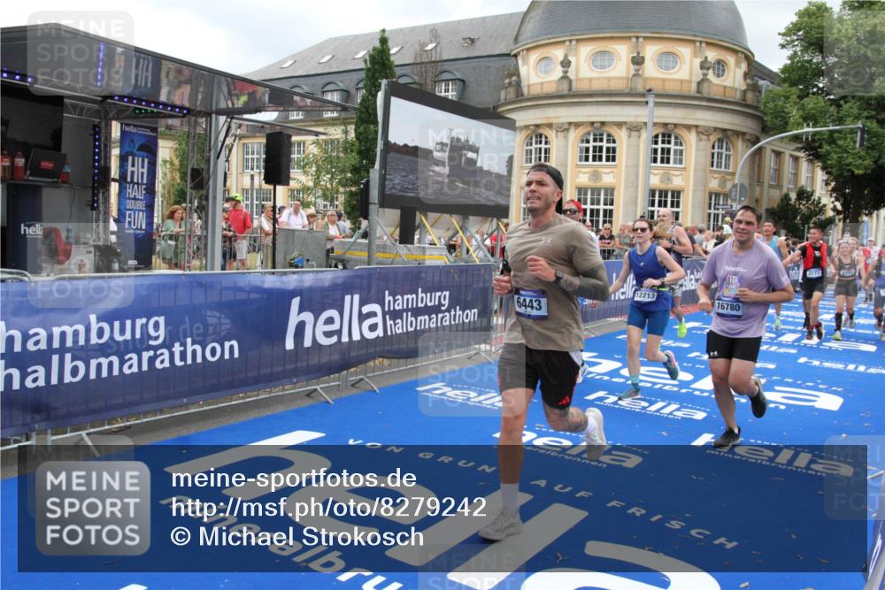 29.06.2025 - hella hamburg halbmarathon Michael Strokosch http://msf.ph/oto/8279242 29.06.2025 10:54:17 Ziel 3103, 3177, 3861, 3898, 5638, 6082, 6084, 6443, 7274, 8223, 8390, 9791, 11430, 12213, 13033, 13794, 13803, 15169, 15524, 16527, 16780, 17087 meine-sportfotos.de