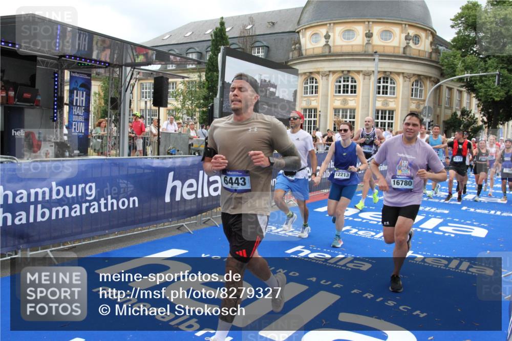 29.06.2025 - hella hamburg halbmarathon Michael Strokosch http://msf.ph/oto/8279327 29.06.2025 10:54:18 Ziel 3103, 3177, 3861, 3898, 6082, 6084, 6443, 7274, 8223, 9791, 11430, 12213, 13033, 13794, 13803, 15169, 15524, 16527, 16574, 16750, 16780, 17087 meine-sportfotos.de